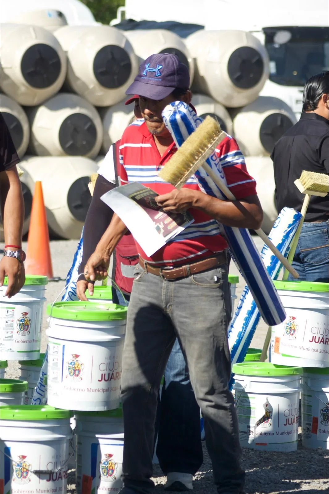 Desarrollo Social entrega impermeabilizantes a 200 familias del suroriente de la ciudad - imagen 1