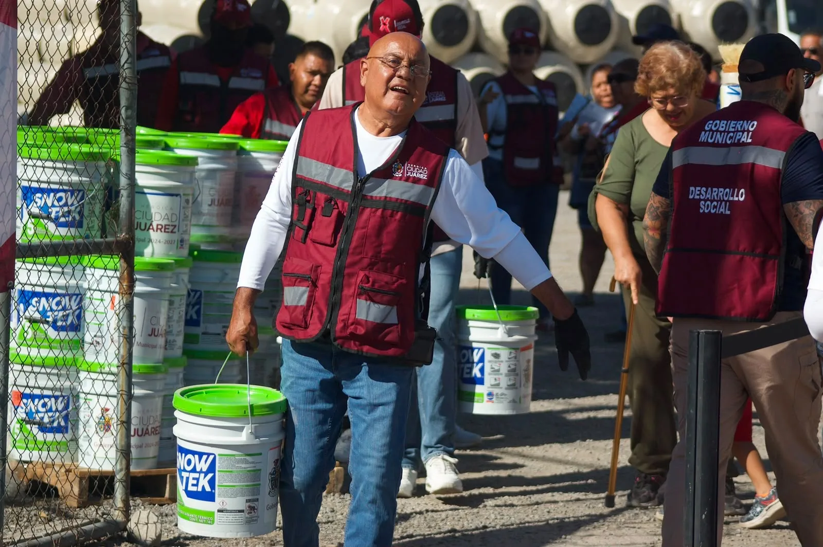 Desarrollo Social entrega impermeabilizantes a 200 familias del suroriente de la ciudad - imagen 8