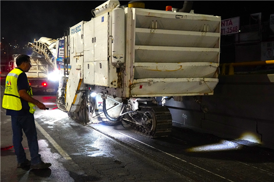 Comienza rehabilitación nocturna de carpeta asfáltica en tramo del periférico de la Juventud en Chihuahua - imagen 1