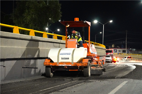 Comienza rehabilitación nocturna de carpeta asfáltica en tramo del periférico de la Juventud en Chihuahua - imagen 2