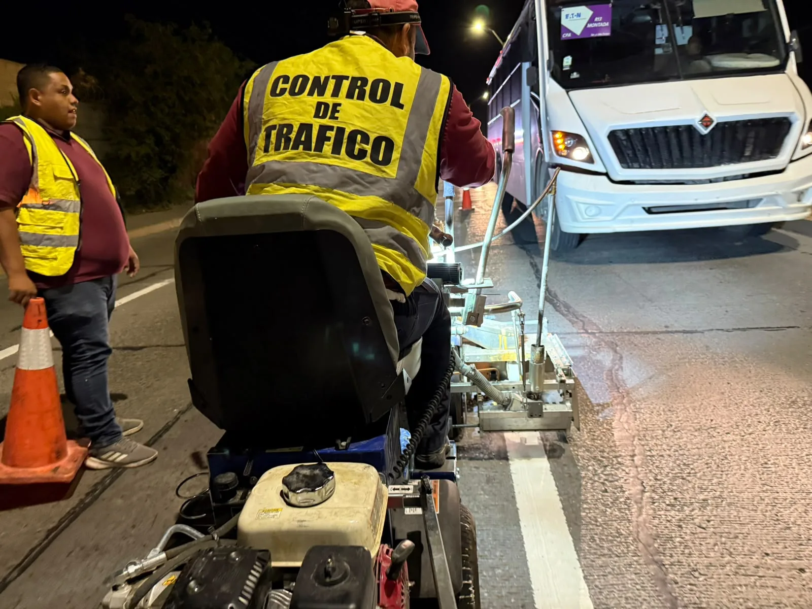 Continúan trabajos nocturnos de pintura vial para mejorar el flujo vehicular en la ciudad - imagen 2