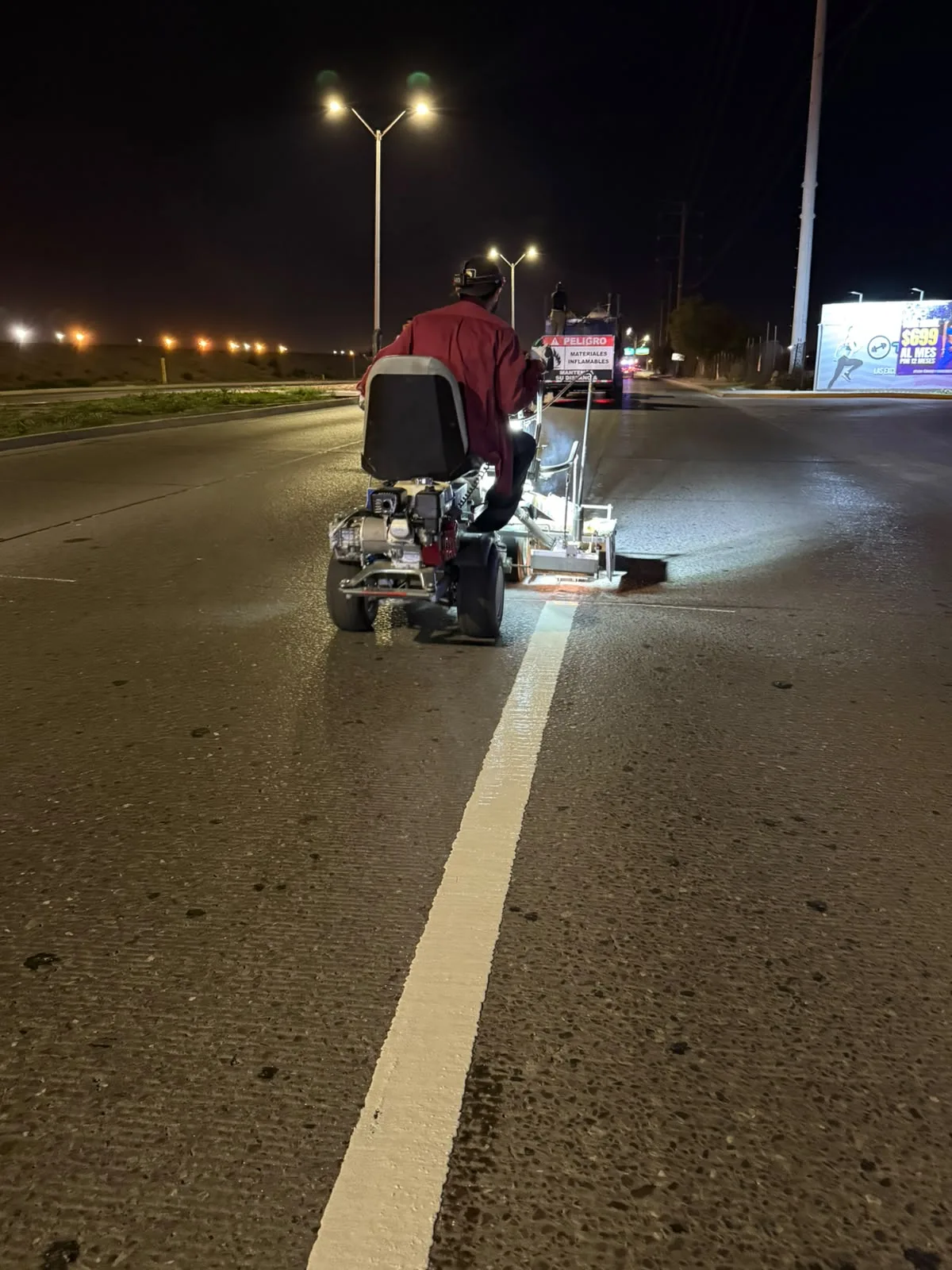 Continúan trabajos nocturnos de pintura vial para mejorar el flujo vehicular en la ciudad - imagen 1