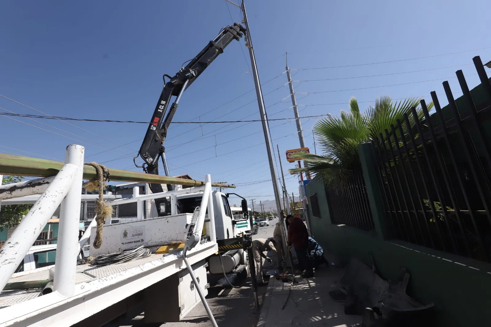 Rehabilitan alumbrado público en calle Chiapas para mejorar seguridad en Juárez - imagen 1