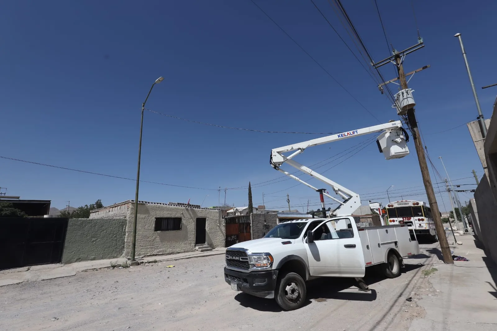 Rehabilitan alumbrado público en calle Chiapas para mejorar seguridad en Juárez - imagen 3