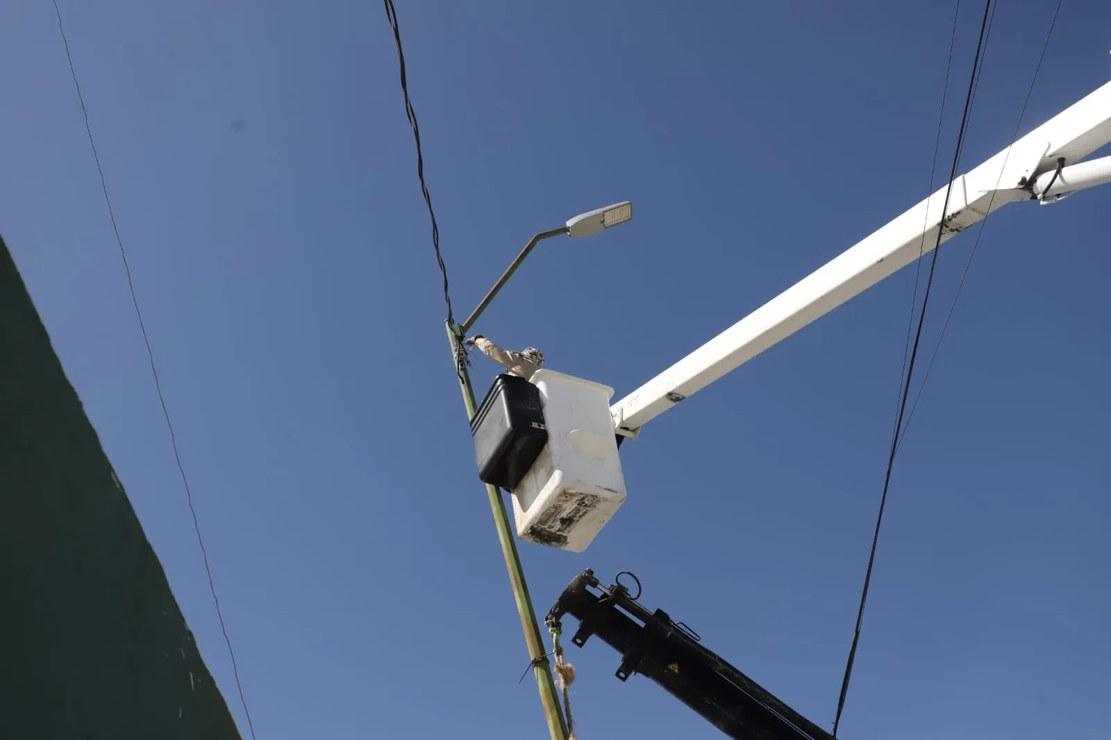 Rehabilitan alumbrado público en calle Chiapas para mejorar seguridad en Juárez - imagen 6
