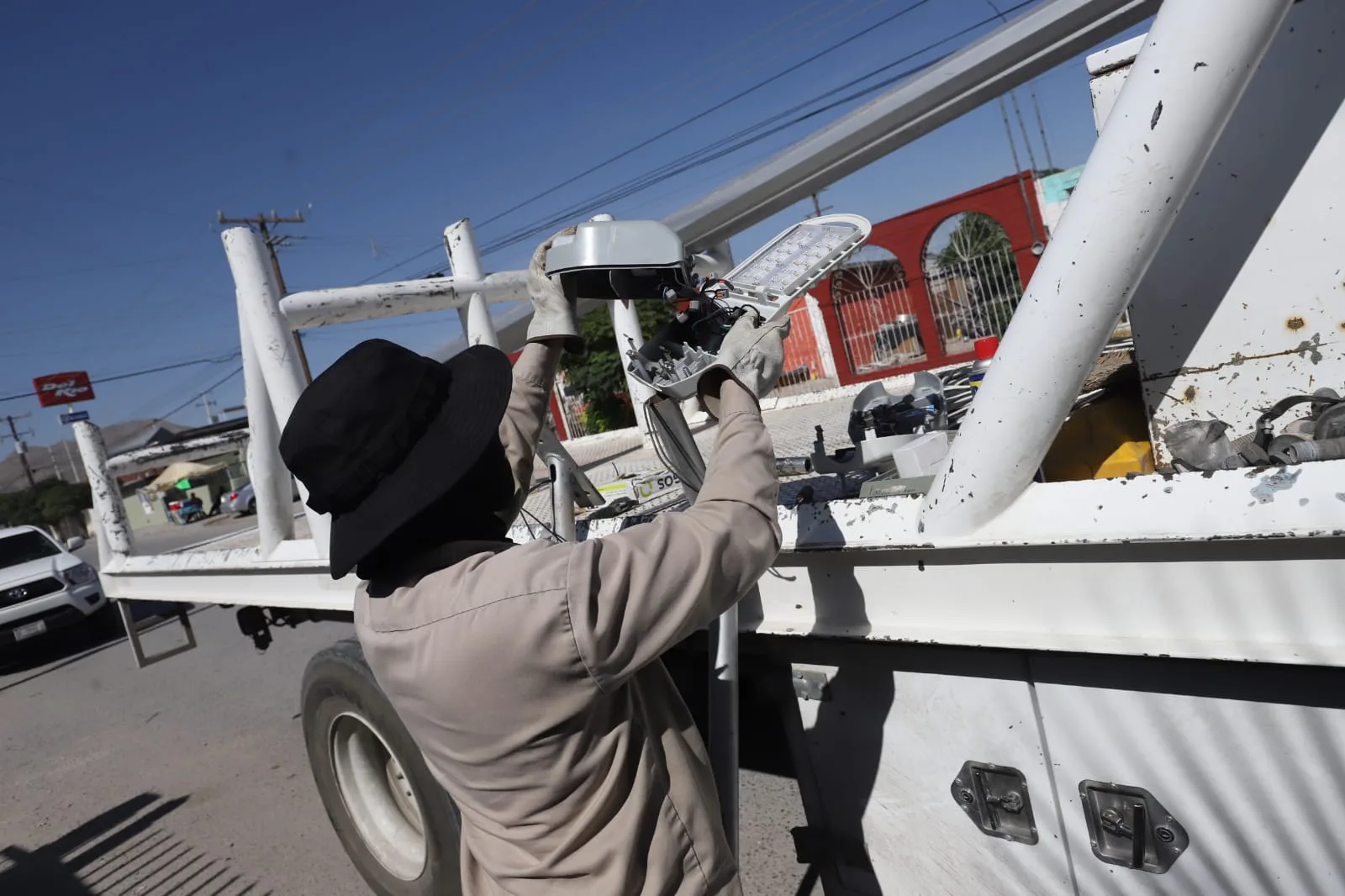 Rehabilitan alumbrado público en calle Chiapas para mejorar seguridad en Juárez - imagen 9
