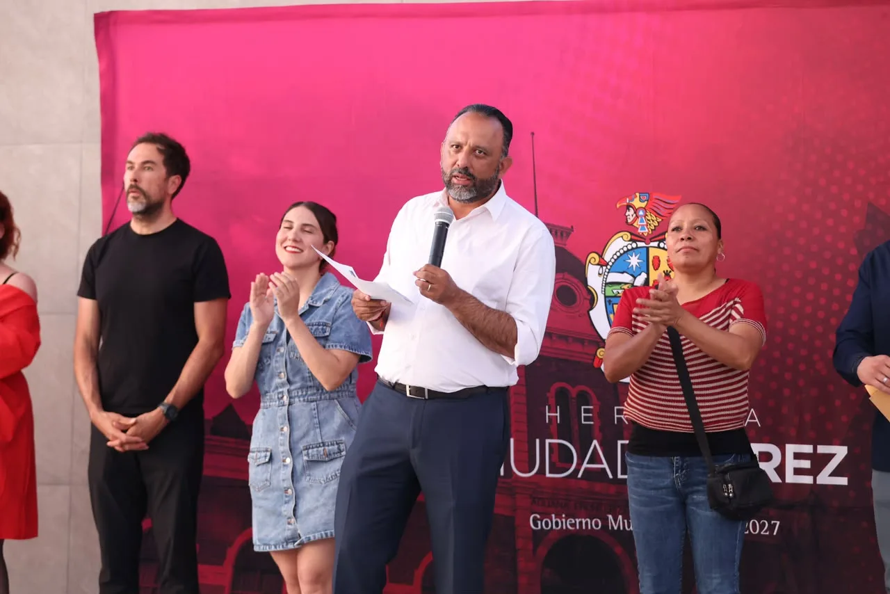 Entregan foro al aire libre y pavimentación en colonia Carlos Castillo Peraza de Juárez - imagen 1