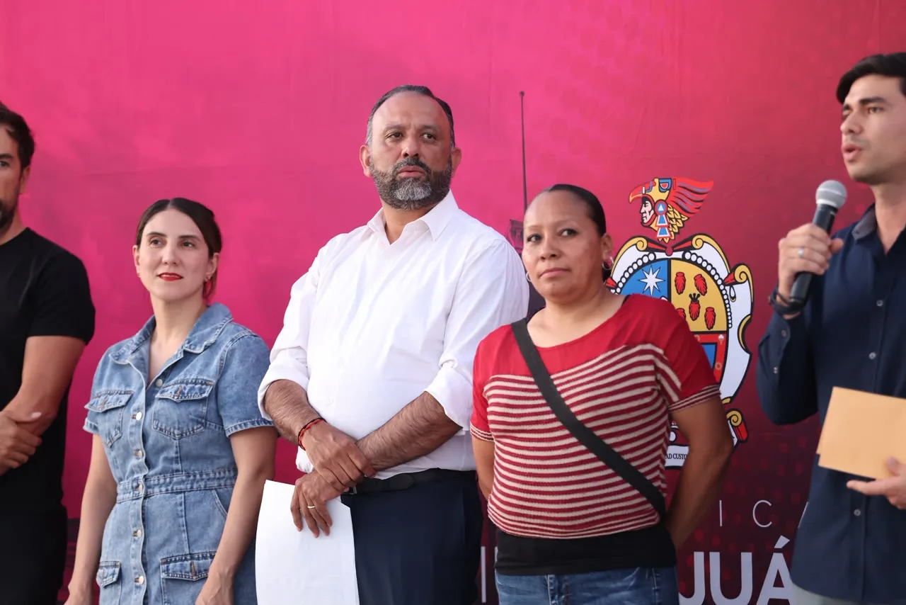 Entregan foro al aire libre y pavimentación en colonia Carlos Castillo Peraza de Juárez - imagen 5