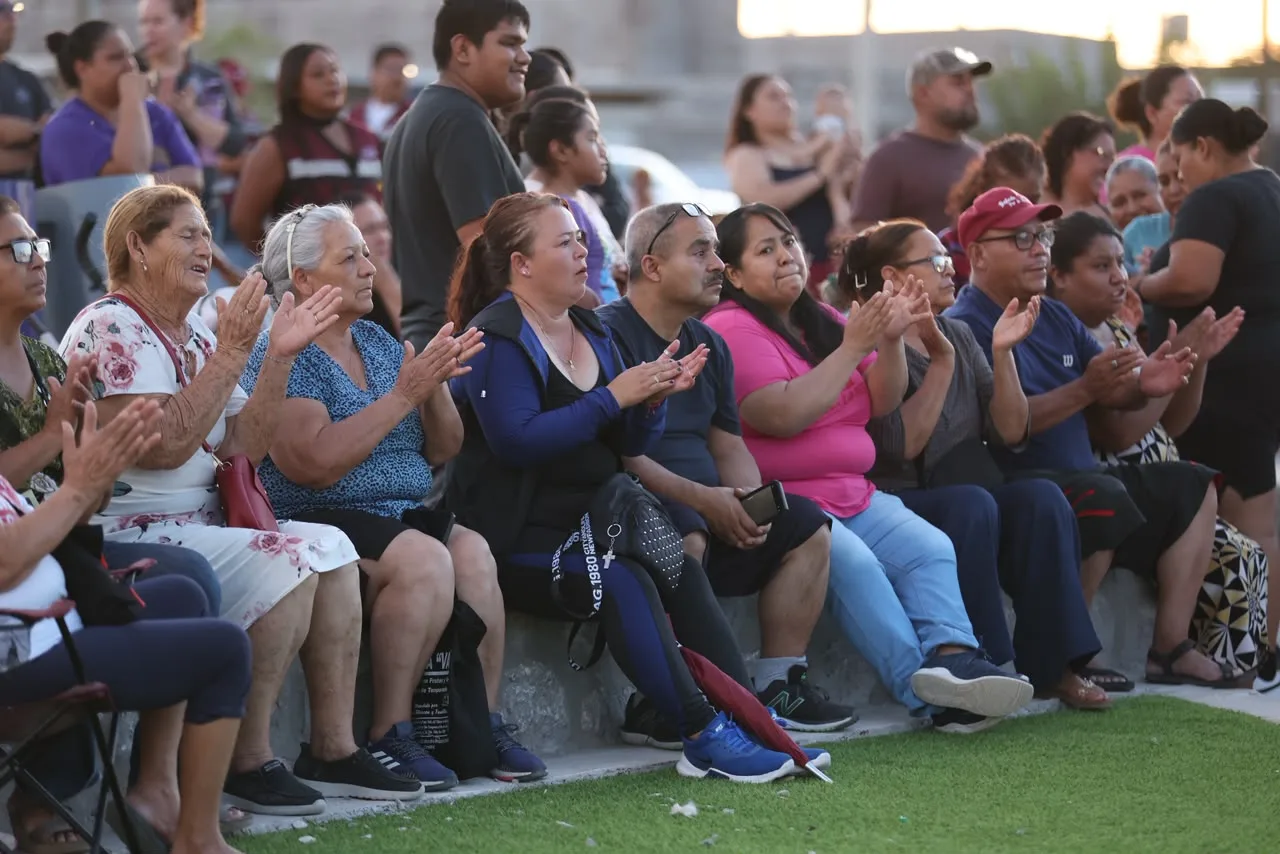 Entregan foro al aire libre y pavimentación en colonia Carlos Castillo Peraza de Juárez - imagen 4