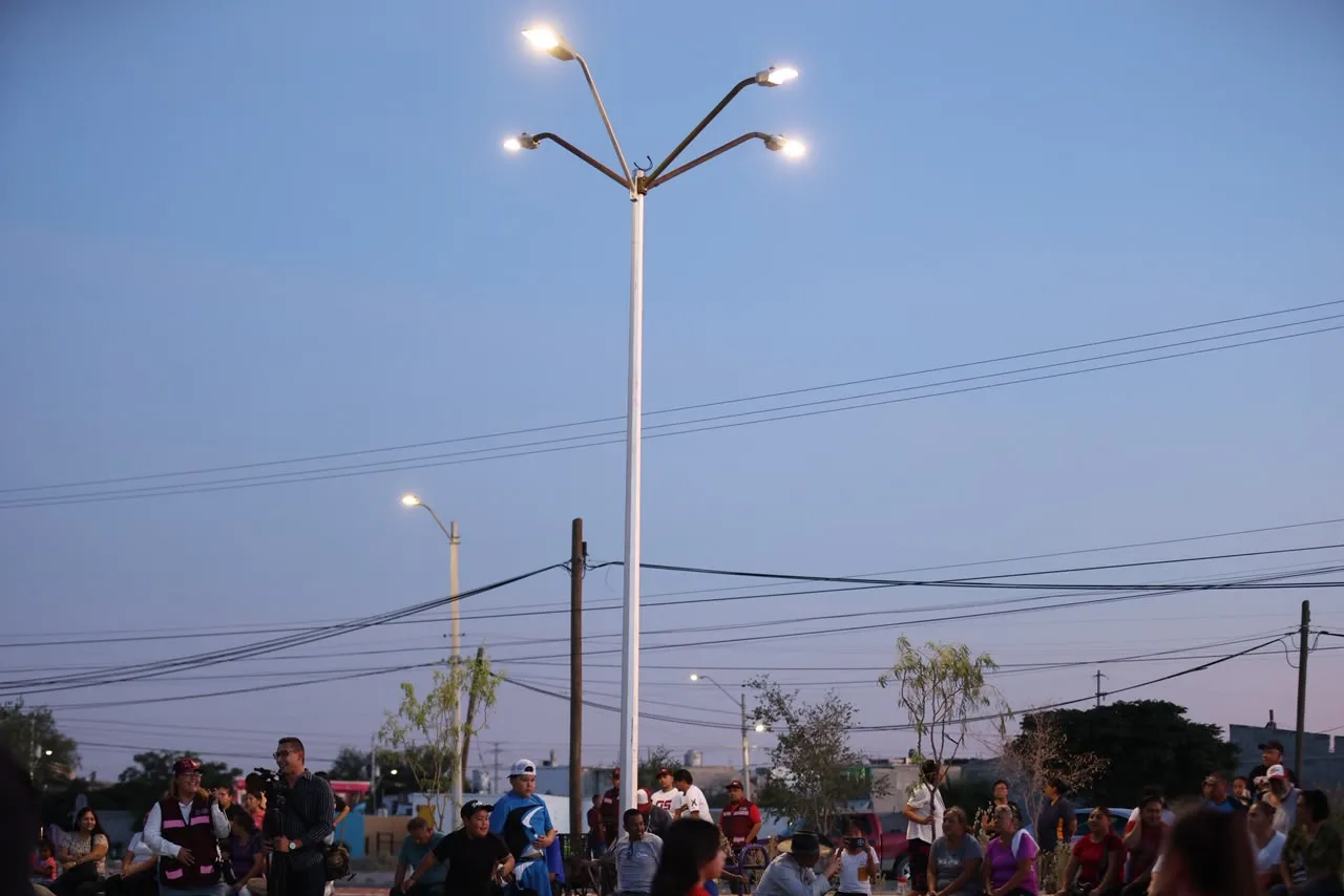 Entregan foro al aire libre y pavimentación en colonia Carlos Castillo Peraza de Juárez - imagen 11
