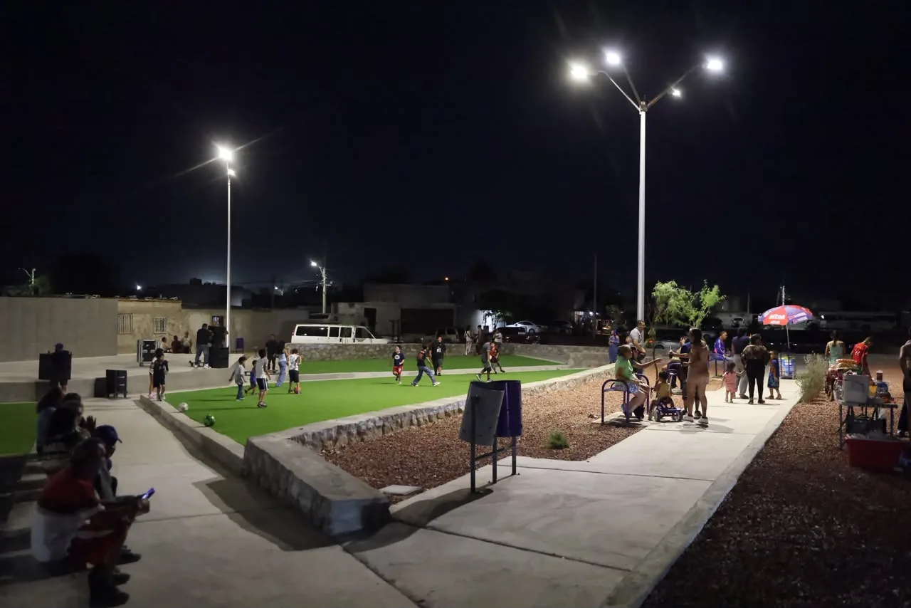 Entregan foro al aire libre y pavimentación en colonia Carlos Castillo Peraza de Juárez - imagen 14