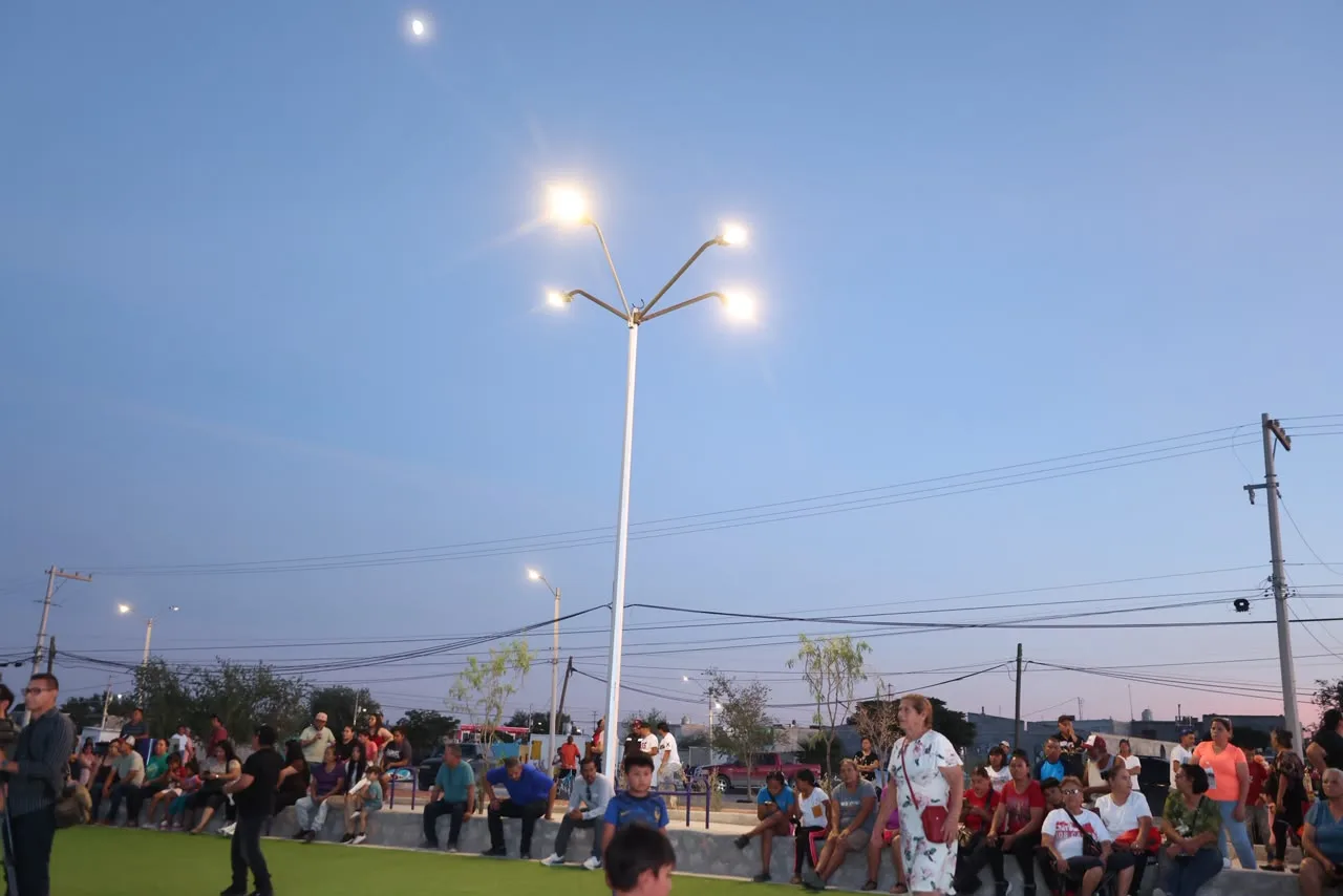Entregan foro al aire libre y pavimentación en colonia Carlos Castillo Peraza de Juárez - imagen 16