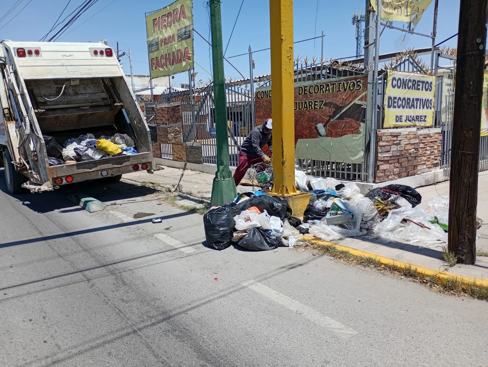 Retiran acumulación de basura en avenida Insurgentes de Ciudad Juárez para prevenir riesgos sanitarios - imagen 2