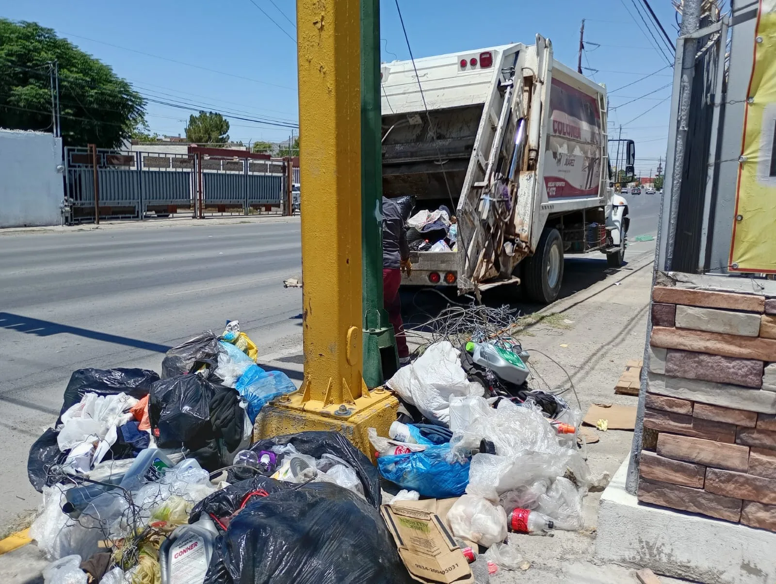Retiran acumulación de basura en avenida Insurgentes de Ciudad Juárez para prevenir riesgos sanitarios - imagen 3
