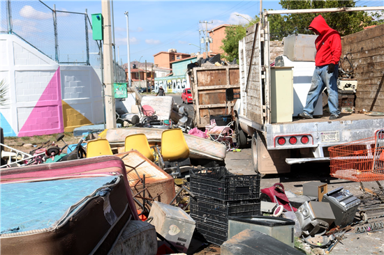 Chihuahua retira 32 toneladas de basura con operativo Mega Destilichadero en colonia Chihuahua 2000 - imagen 3