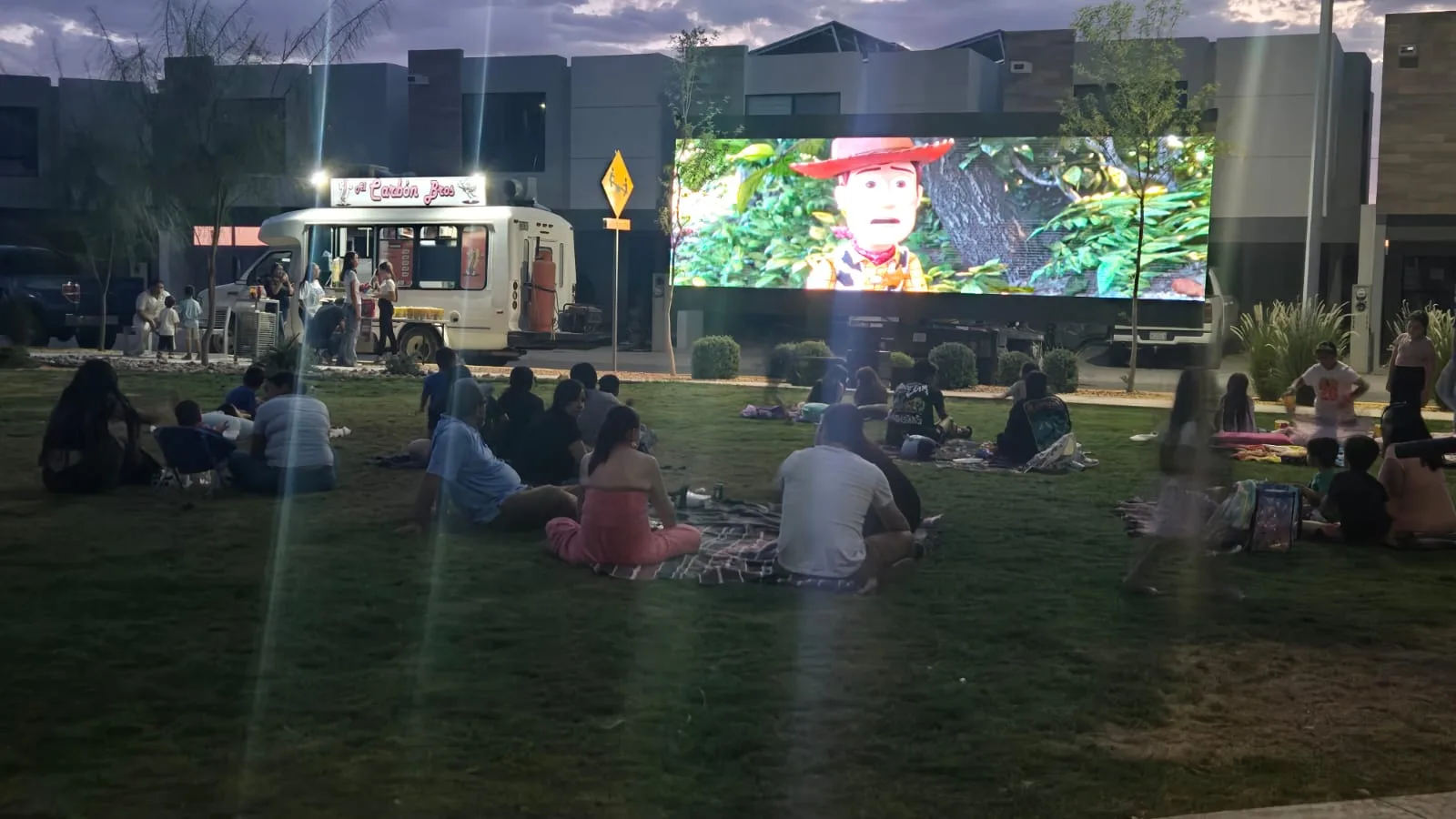 Cine al aire libre promueve la convivencia en Residencial Montevalle con Cruzarte - imagen 1