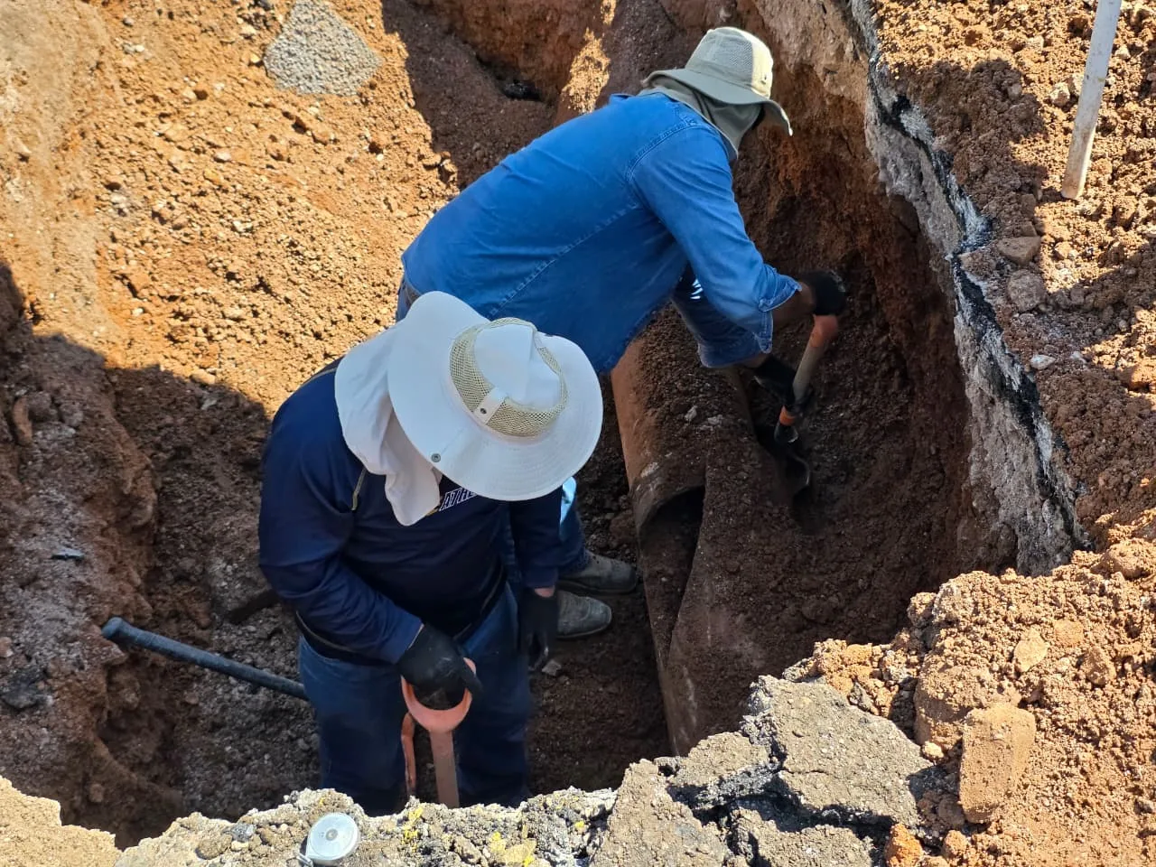 Reparan fuga en línea principal de agua potable en avenida Zarco, Chihuahua - imagen 1